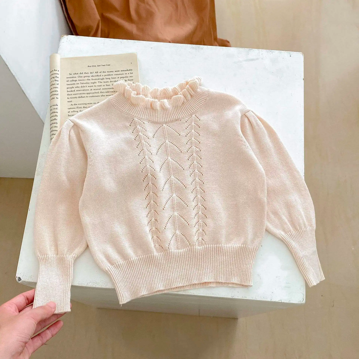 Pullover in cotone con rouches sul colletto